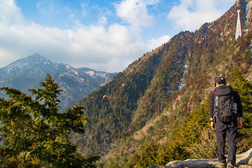 御在所岳登山　中登山道から眺める鎌ヶ岳