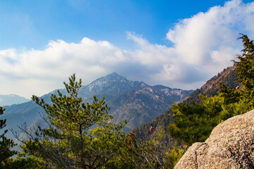 御在所岳登山　中登山道から眺める鎌ヶ岳