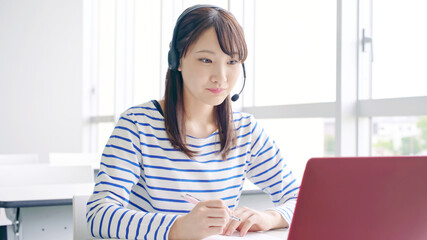 ビデオ通話する女性　オンライン授業