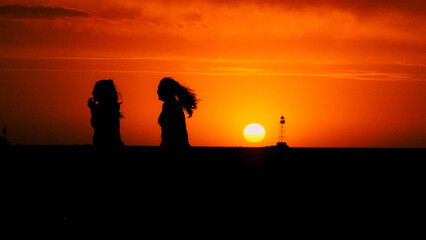 siluetas en el atardecer