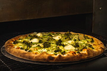  Pizza de Brócolis saindo do forno com fundo rústico