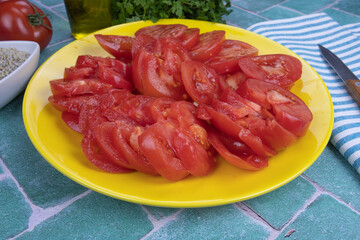 assiette de tomates en rondelles sur une table
