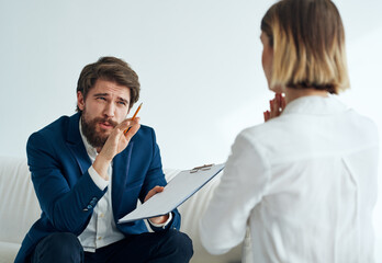 Obraz premium Man and woman sitting on the couch teamwork communication office