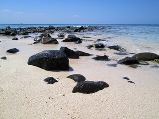 The unraveled rocks in the Samalona beach