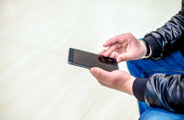 A man writes in her smartphone at the mall
