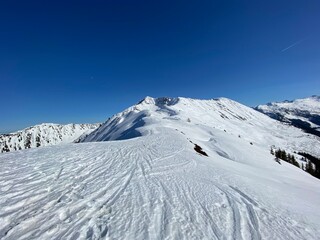 Arbeser mit Gipfelkreuz beim Skigebiet Kellerjoch am Hecher Pillberg  in der Nähe von Schwaz Wattens Innsbruck in Tirol, gegenüber das Karwendel Gebirge im Winter  mit Schneeschuhen oder Tourenski