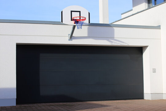 Modernes neues Garagentor (Sektionaltor)