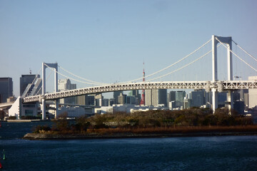 東京お台場から見渡すレインボーブリッジの景観