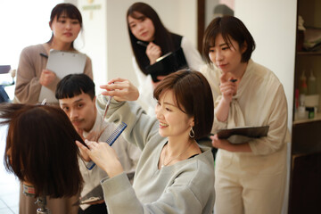 	美容師の講習イメージ
