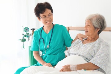 Obraz premium nurse helping senior patient
