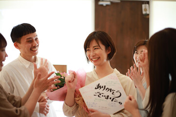 職場の異動でプレゼントを受け取る女性