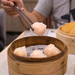 Shrimp dumpling picked up by chopsticks, Hong Kong　香港の飲茶 お箸でつまんだ海老餃子