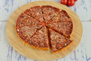 Tuna tart with tomato sauce and cheese
