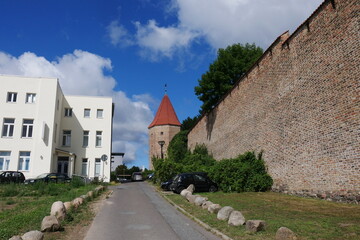 Fototapeta na wymiar Stadtmauer und Kuhtor in Rostock