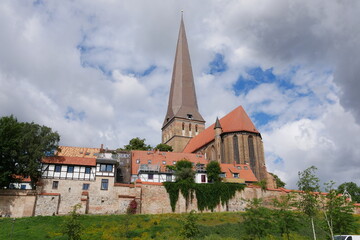 Fototapeta na wymiar Petrikirche - Kirche auf Berg Stadtmauer Rostock