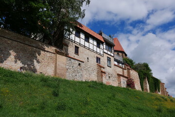 Stadtmauer in Rostock mit karl-planeth-weg