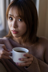 コーヒーを飲む女性