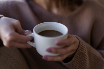 コーヒーを飲む女性