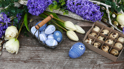 Osterdekoration: Wachteleier, Ostereier Tulpen und Hyazinthen.