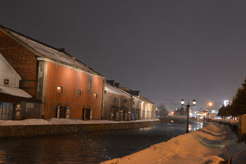 粉雪が降る小樽運河