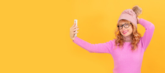 Obraz na płótnie Canvas adult woman with mobile phone isolated