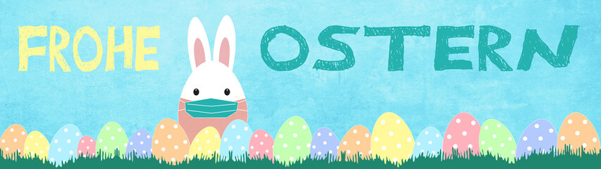 CORONAVIRUS: Frohe Ostern Panorama Banner Grußkarte - Osterhase mit Mundschutzmaske, viele bunt bemalte Ostereier und Lettering Text auf Wiese Hintegrund blauer Himmel Textur