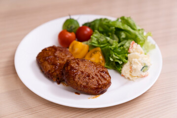 食事をする女性
