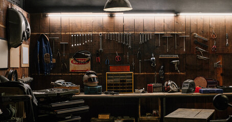 Werkstatt Szene. Alte Werkzeuge, die an der Wand in der Werkstatt hängen, Werkzeugregal gegen Tisch und Wand, Vintage-Garage-Stil