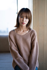 窓際の女性 © peach100