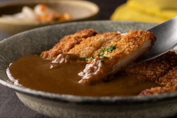 スプーンですくった、カツカレーのアップ