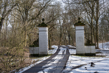 Entlang des Elberadeweges - das Dessauer Tor - Eingang zum Sieglitzer Park