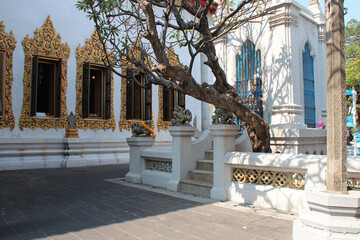 Naklejka premium buddhist temple (wat bowonniwet) in bangkok (thailand)