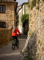 Monteggiori è un borgo medievale arroccato sulle colline nel comune di Camaiore in Toscana, è...