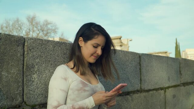 mujer charlando en el m&oacute;vil haciendo networking