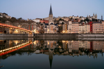 Fototapeta na wymiar Berges de la Saône à Lyon à l'aube