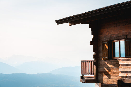 Chalet en bois avec vue sur montagne Alpes France
