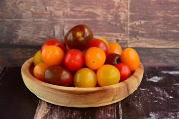 Fototapeta na wymiar Assorted colourful fresh cherry tomatoes 