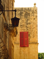 Czerwona okiennica w starym mieście ciszy na Malcie - obrazy, fototapety, plakaty
