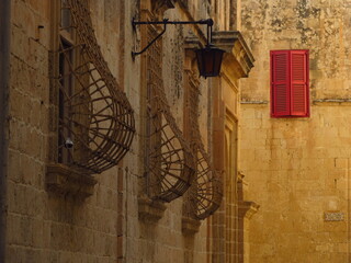 Czerwona okiennica w starym mieście ciszy na Malcie