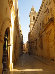 Promień słońca na starej ulice miasta ciszy na Malcie 