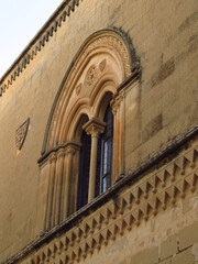 Fragment okna z piękną rzeźbą dookoła na murze © vofchok