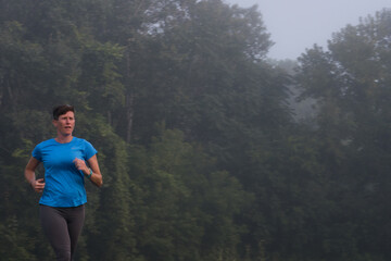 Naklejka premium woman running by trees