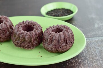 Steamed black glutinous rice cake
