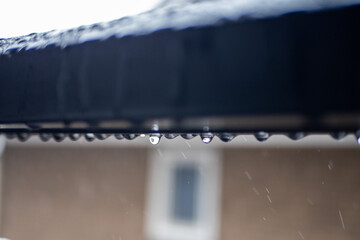 手すりに滴る雨粒