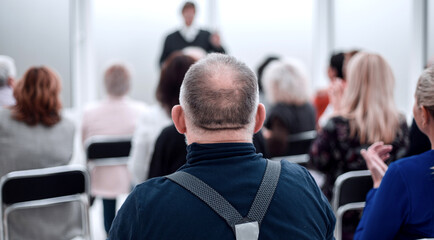 Obraz premium Audience of adult people listen to the speech of the lecturer