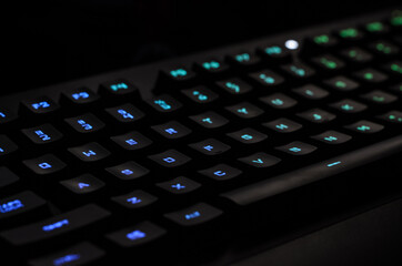 teclado gamer RGB com fundo preto