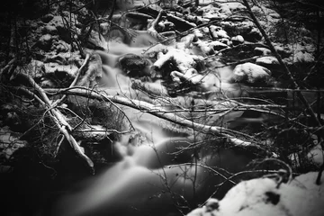Papier Peint photo Lavable Noir et blanc Moody longue exposition photo d& 39 eau douce s& 39 écoulant sur le bois et les rochers
