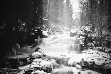 Papier Peint photo Lavable Noir et blanc Moody longue exposition photo de cascades dans la petite rivière Jaran à Bispgarden, Suède. Les faisceaux lumineux viennent d& 39 en haut