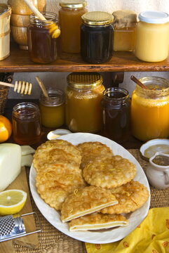 Sebadas (Seadas), Sardinian sweet fritters filled with pecorino cheese and covered with honey, Sardinia