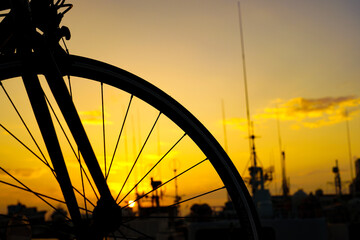 夕暮れの自転車シルエット